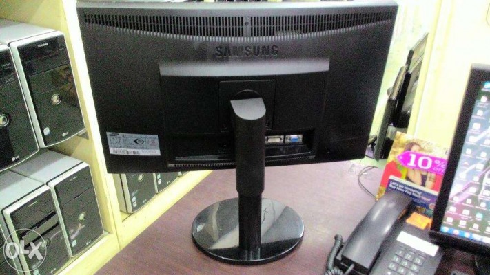 HP Compaq LE2002x 20-inch LED Monitor
